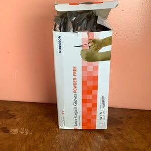 McKesson Latex Surgical Gloves Powder Free Size 7 , 50 Pack  EXPIRED 2021-02-28